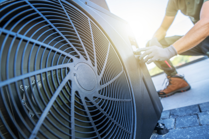 Quick Servant professional checking a air conditioning unit
